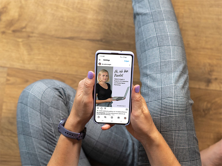 Smartphone mit Instagram Beitrag von oben